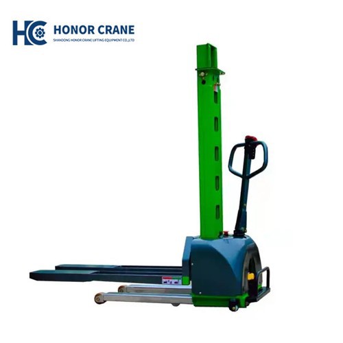 Stacker tal-pallets li jaħdmu għal rashom